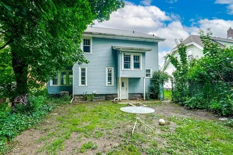 Exterior - 382 Cornell St, Akron, OH 44310 photo 4 of 7