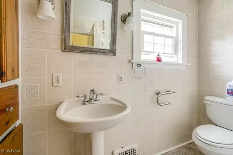 Bath - 382 Cornell St, Akron, OH 44310 photo 1 of 2