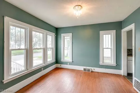 Living - 382 Cornell St, Akron, OH 44310 photo 4 of 5