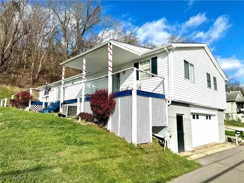 821 Woods Ln, Martins Ferry, OH 43935