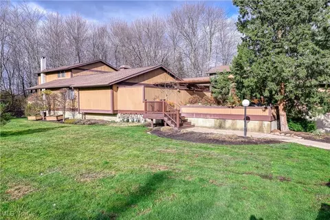 17640 Walnut Trl, Chagrin Falls, OH 44023