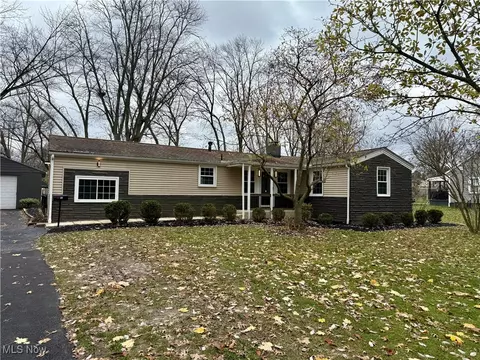 43 Benton St, Austintown, OH 44515