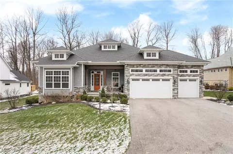 8188 Canyon Rdg, Chagrin Falls, OH 44023