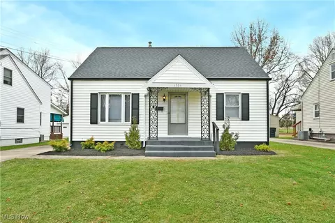 1701 Beechwood St NE, Warren, OH 44483