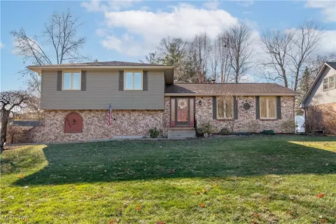 5042 Glenoak Dr NE, Louisville, OH 44641
