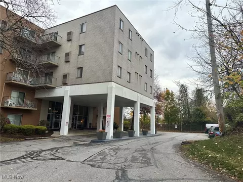 3675 Clague Rd #401, North Olmsted, OH 44070