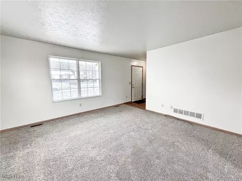139 Blackburn St, Campbell, OH 44405 photo 6