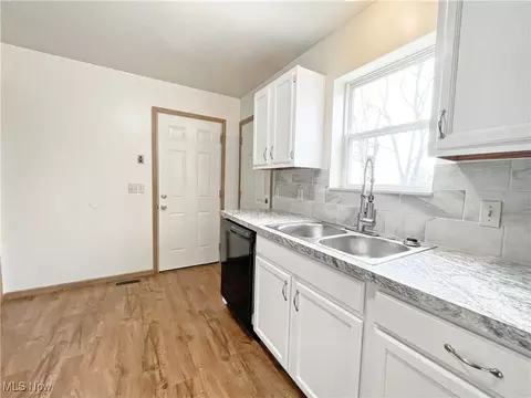139 Blackburn St, Campbell, OH 44405 photo 11