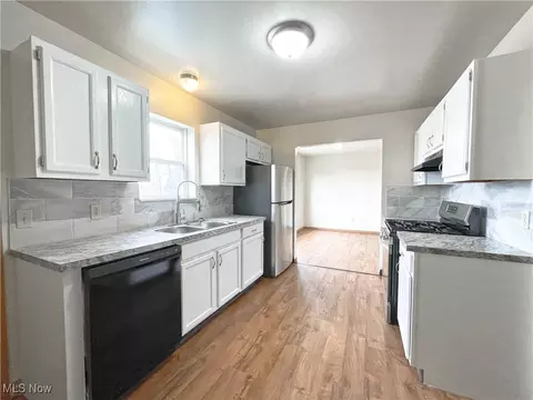 139 Blackburn St, Campbell, OH 44405 photo 10
