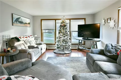 Living - 588 Oakridge Dr, Boardman, OH 44512 photo 2 of 8