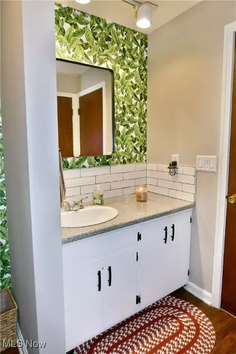 Bath - 588 Oakridge Dr, Boardman, OH 44512 photo 4 of 8