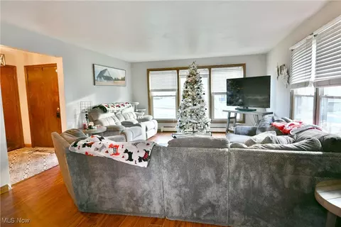 Living - 588 Oakridge Dr, Boardman, OH 44512 photo 4 of 8