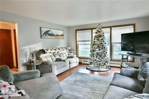 Living - 588 Oakridge Dr, Boardman, OH 44512 photo 3 of 8