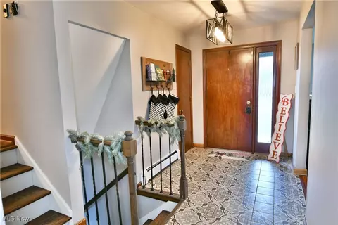 Entry Way - 588 Oakridge Dr, Boardman, OH 44512 photo 2 of 3