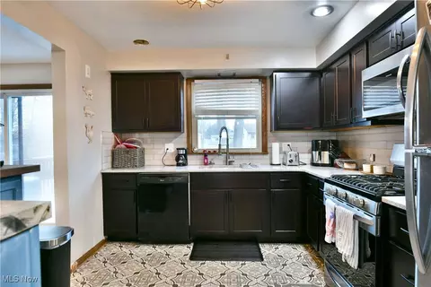 Kitchen - 588 Oakridge Dr, Boardman, OH 44512 photo 2 of 2
