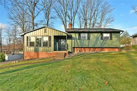588 Oakridge Dr, Boardman, OH 44512