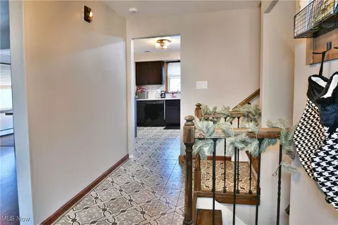 Entry Way - 588 Oakridge Dr, Boardman, OH 44512 photo 1 of 3