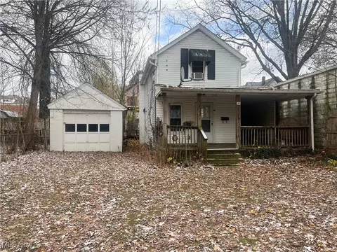 1329 Curtis St, Akron, OH 44301