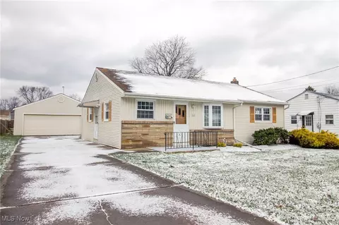 363 W Omar St, Struthers, OH 44471