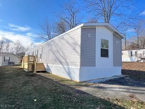 920 Creekside Dr #29, Newcomerstown, OH 43832