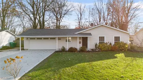 8334 Fairfax Dr, Mentor, OH 44060