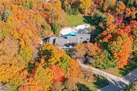 75 Stonewood Dr, Moreland Hills, OH 44022