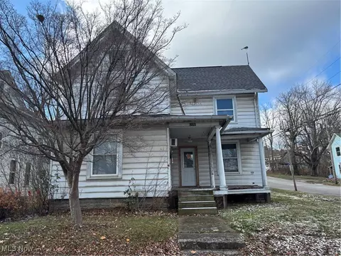 705 9th St SW, Massillon, OH 44647