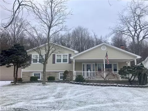 112 Wrenfield Dr, Hubbard, OH 44425