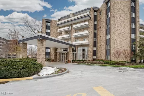 2112 Acacia Park Dr #611, Lyndhurst, OH 44124