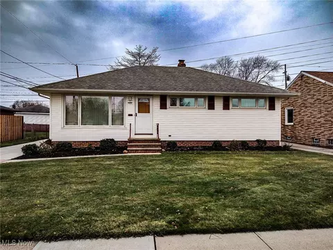 4690 Summer Ln, Brooklyn, OH 44144