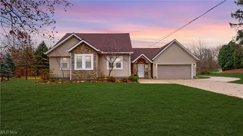 2761 Oak St, Willoughby Hills, OH 44094