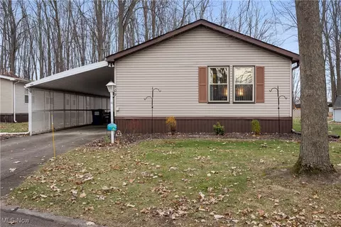209 Twin Lake Dr, Elyria, OH 44035