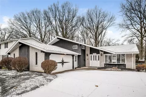 27842 Edgepark Dr, North Olmsted, OH 44070
