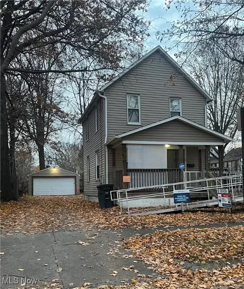 1325 Curtis St, Akron, OH 44301