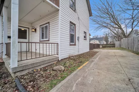 111 Quincy St, Elyria, OH 44035 photo 2