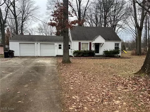 4304 Lake Rd, Youngstown, OH 44511