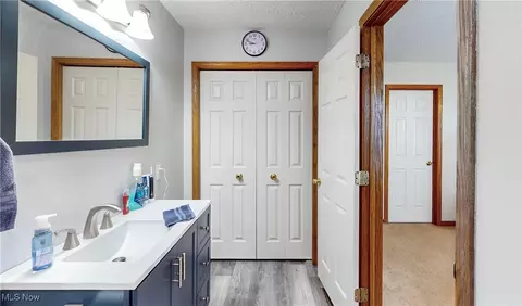Entry Way - 3154 Castleton Ct, Akron, OH 44312 photo 6 of 6