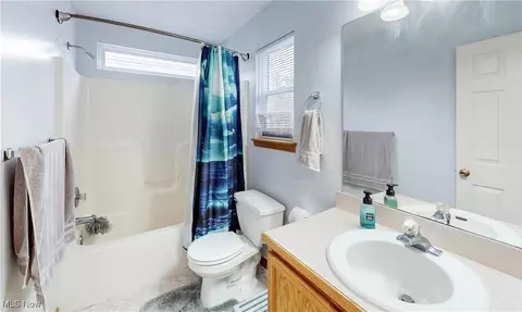 Bath - 3154 Castleton Ct, Akron, OH 44312 photo 2 of 3