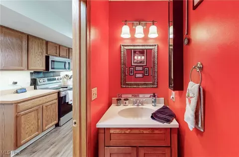 Bath - 3154 Castleton Ct, Akron, OH 44312 photo 1 of 3