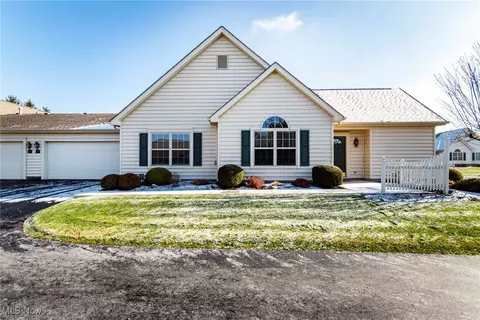 135 Village Ct, Columbiana, OH 44408