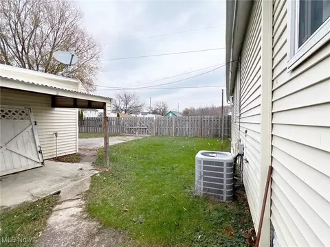 2445 E 30th St, Lorain, OH 44055 photo 7