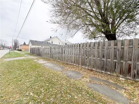 2445 E 30th St, Lorain, OH 44055 photo 5