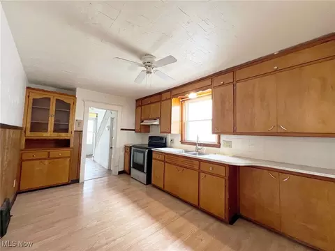 2445 E 30th St, Lorain, OH 44055 photo 13