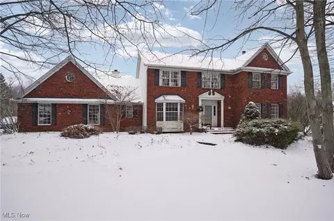 2871 Camelot Ct, Willoughby Hills, OH 44092