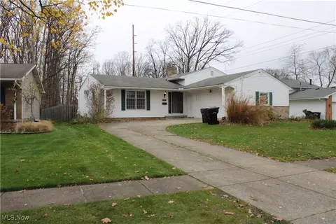 125 Woodview Dr, Elyria, OH 44035