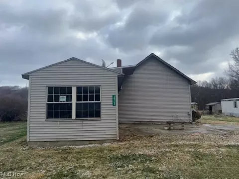 10147 Stillwater Rd SE, Uhrichsville, OH 44683