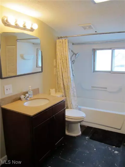 Bath - 10464 Lagrange Rd, Elyria, OH 44035 photo 4 of 4