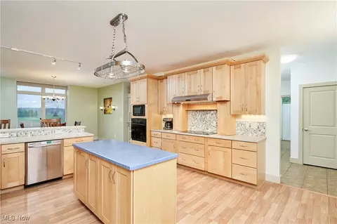 Kitchen - 567 Symphony Way, Sharon, OH 44281 photo 3 of 4