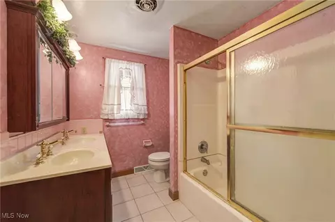 Bath - 3521 Marshall Ave, Lorain, OH 44053 photo 2 of 3