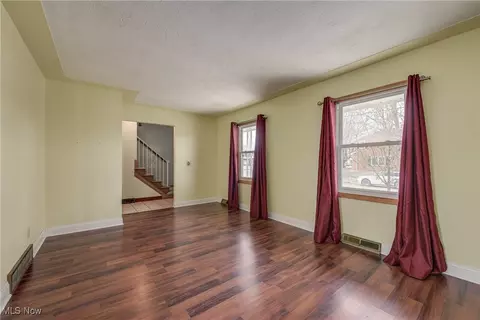 Living - 3521 Marshall Ave, Lorain, OH 44053 photo 4 of 10